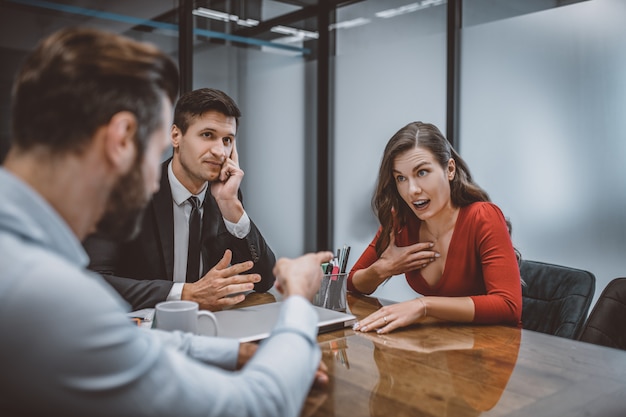 Uomo e donna che hanno una discussione in ufficio