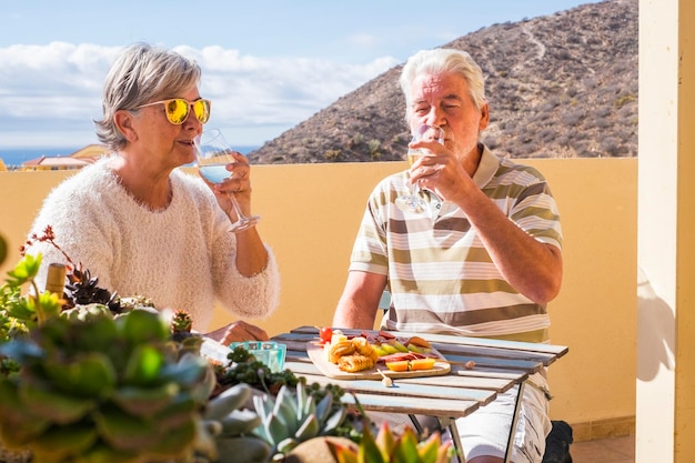 Photo man and woman having food