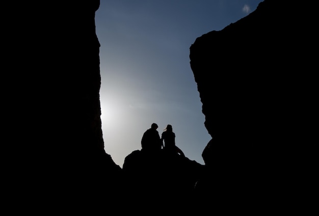 Foto escursionisti uomini e donne che si affacciano su un bel tramonto avventura e concetto di stile di vita attivo