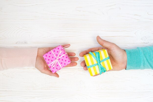 Photo man and woman holding gifts