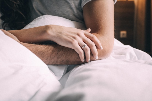 Foto uomo e donna che si tengono per mano primo piano