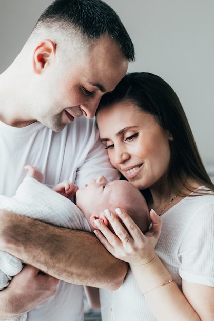 Uomo e donna che tengono un neonato