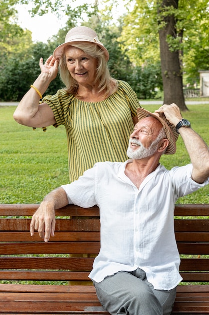 Photo man and woman holding their hats