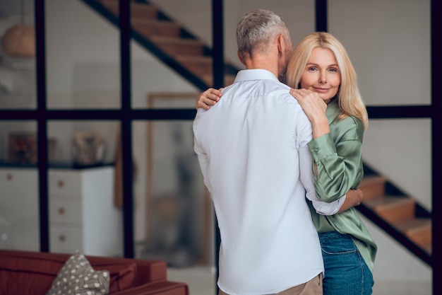 男と女が抱き合って平和を感じる