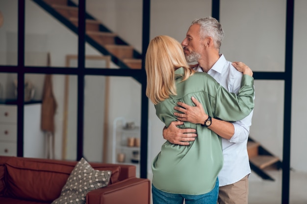 男と女が抱き合って幸せそうに見える