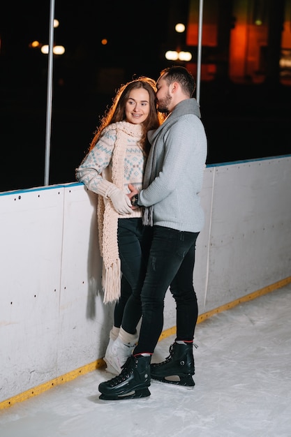 男と女のアイススケートリンク