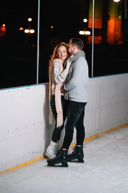 Uomo e donna su una pista di pattinaggio sul ghiaccio