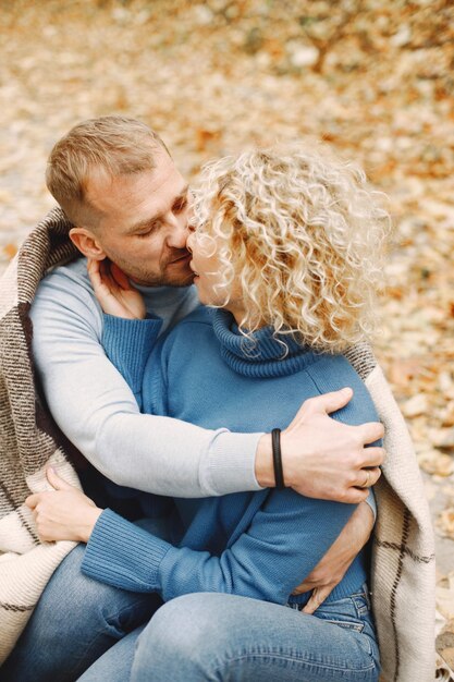 Photo man and woman kissing