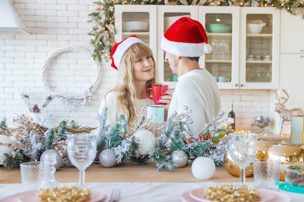 キッチンの男女クリスマス写真