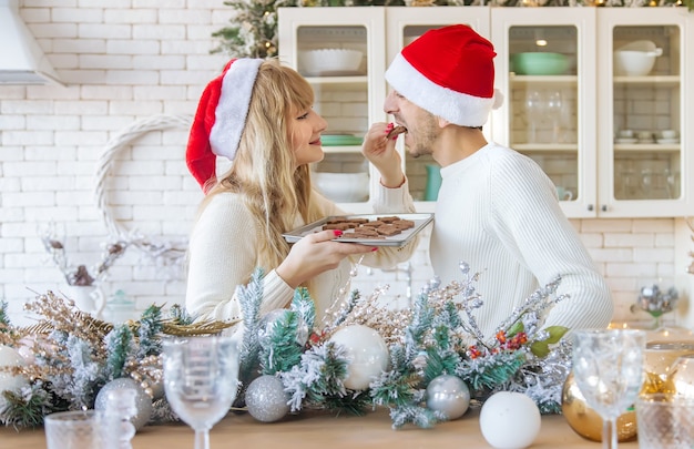 Мужчина и женщина на кухне Новогоднее фото