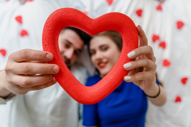 Uomo e donna innamorata nel letto con forme di cuore