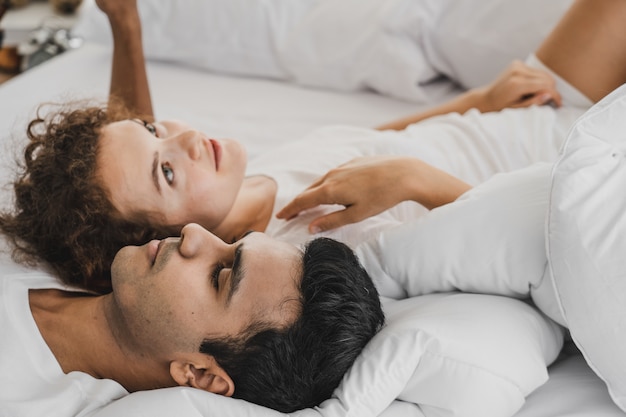 Foto un uomo e una donna distesa su un letto