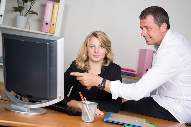 Foto uomo e donna in ufficio a lavorare insieme