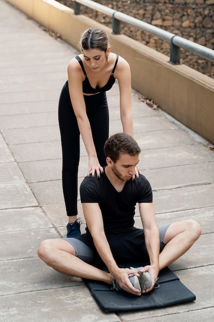 Photo man and woman outdoors exercising together