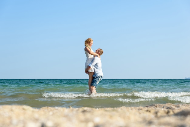 Photo man and woman play and swim in the sea