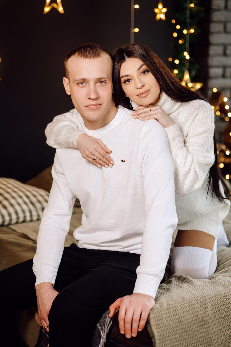 Фотография мужчина и женщина позируют для картины на кровати