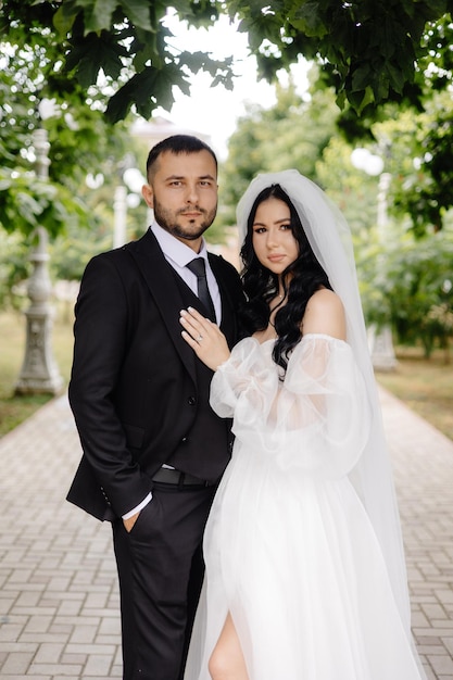 公園で写真を撮るためにポーズをとっている男性と女性