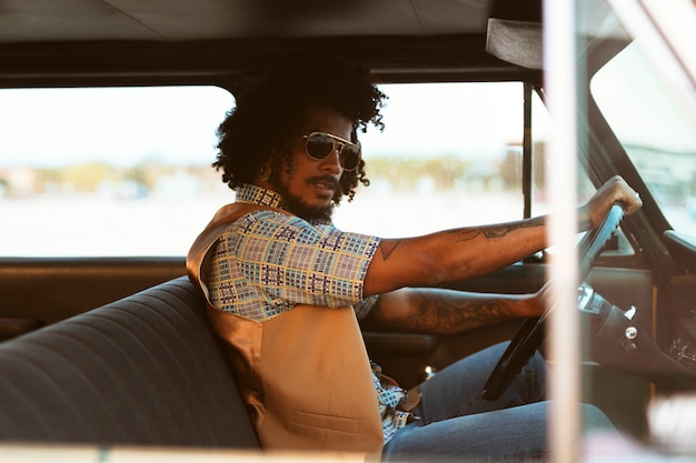 Photo man and woman posing in retro style inside car