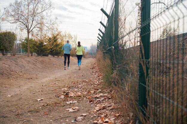 Foto un uomo e una donna che corrono in un parco