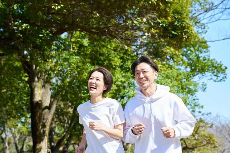 Photo 男と女が隣り合って走っている