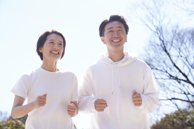 Photo 男と女が隣り合って走っている