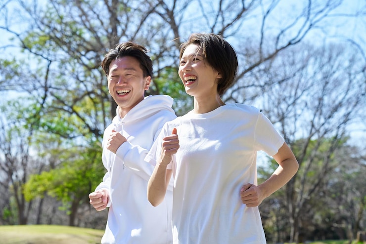 Photo 男と女が隣り合って走っている
