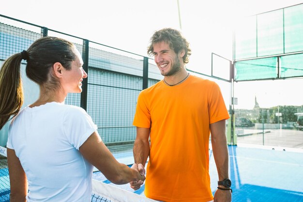 Foto uomo e donna che si stringono la mano all'aperto