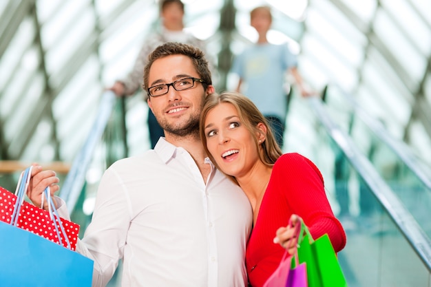 Uomo e donna nel centro commerciale