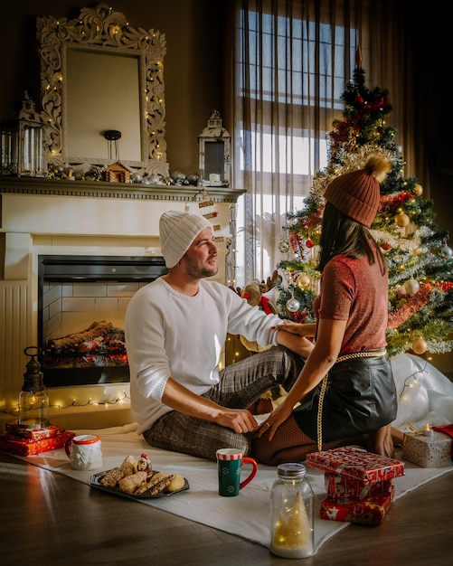 Foto uomo e donna seduti a tavola a casa