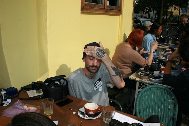 Photo man and woman sitting on table