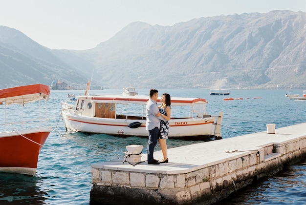 L'uomo e la donna si abbracciano sul molo