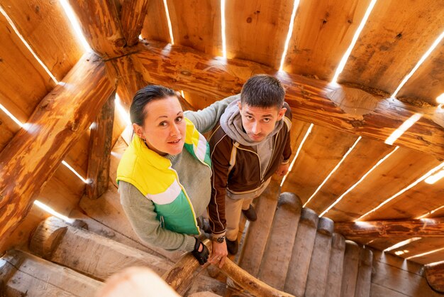 Un uomo e una donna stanno insieme e guardano dall'alto