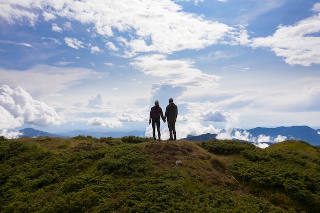 L'uomo e la donna in piedi sulla bellissima montagna