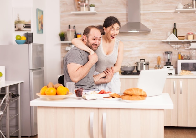家で食べ物のそばに立っている男性と女性