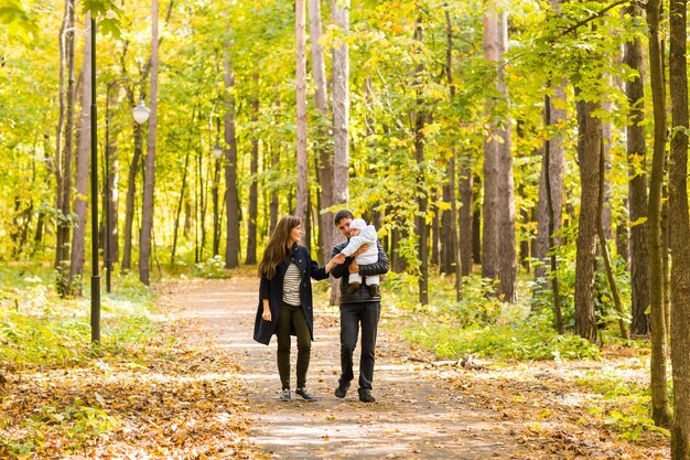 Photo man and woman standing in forest