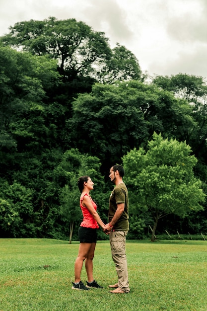 緑の草の上に立っている男性と女性