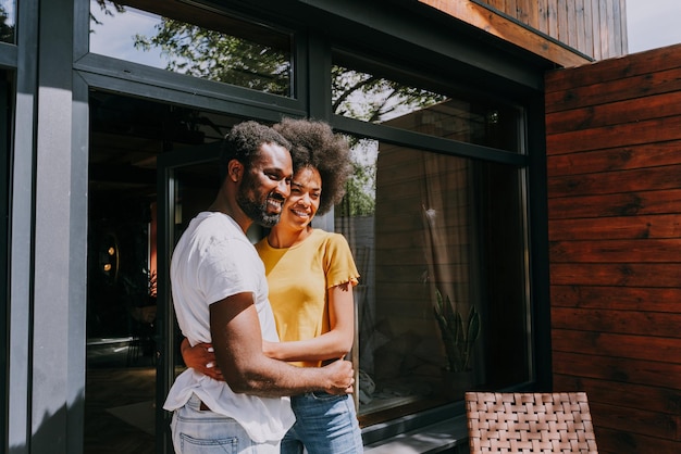 Photo man and woman standing at home