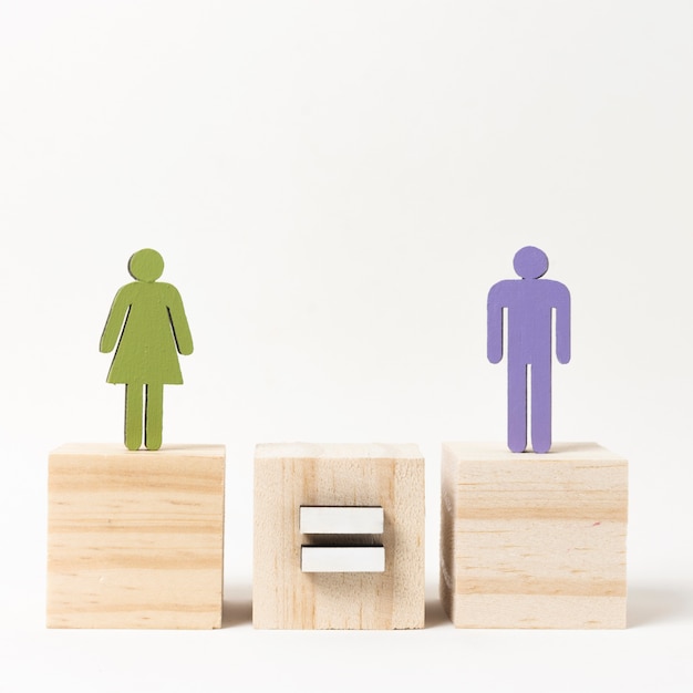 Photo man and woman standing on wooden blocks