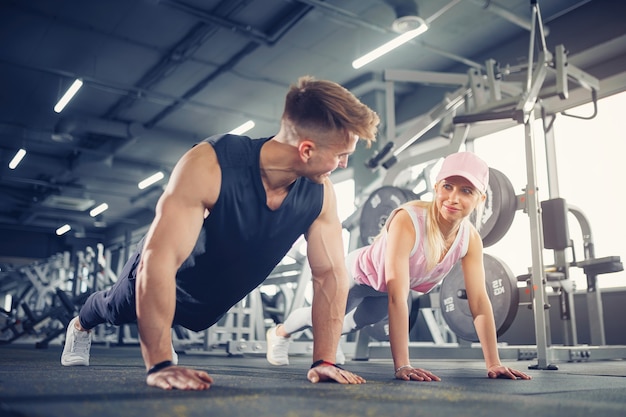 Мужчина и женщина укрепляют руки на фитнес-тренировке