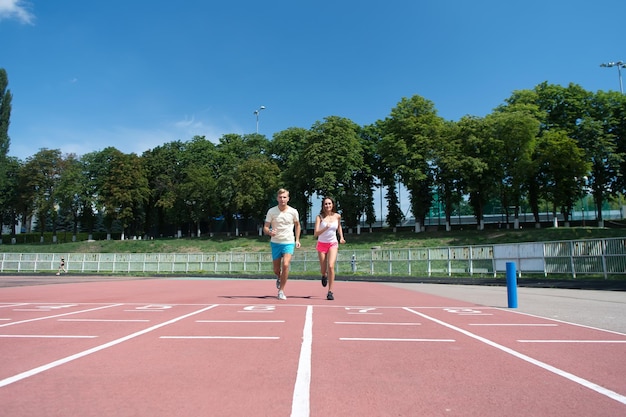 Uomo e donna sole all'aperto sul cielo blu