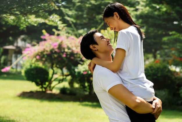 恋の幸せなカップルと山の中で男と女の観光客。