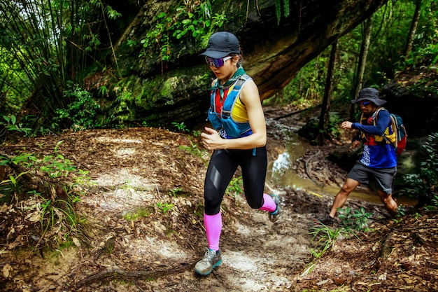 Foto uomo e donna trail running due corridori che corrono sul sentiero del paese