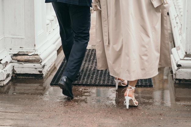 Foto un uomo e una donna camminano per strada