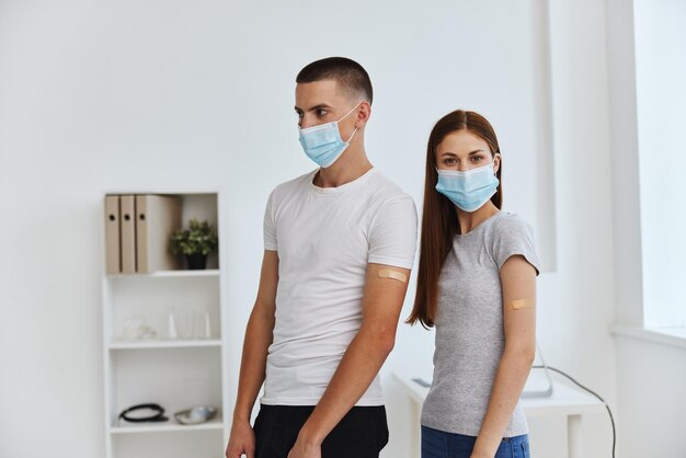Мужчина и женщина, носящие медицинские маски, паспорт вакцинации в области здравоохранения, фото высокого качества