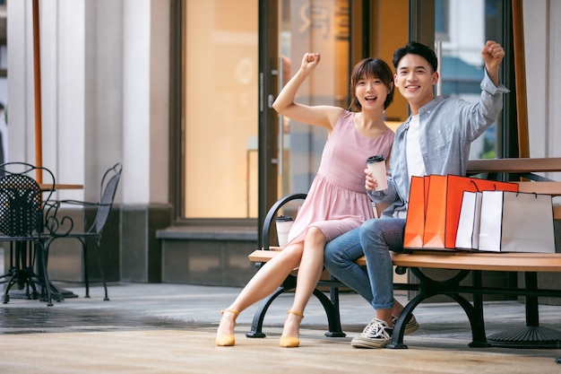 男と女のカラフルなショッピングバッグ