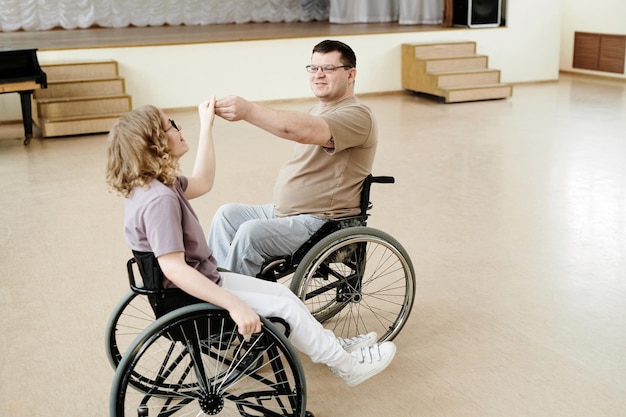 障害のある男性と女性が踊っている