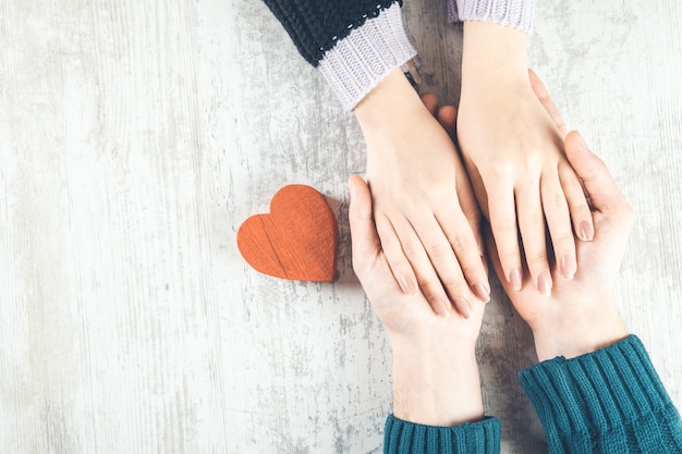 Photo man and woman with small heart on wooden