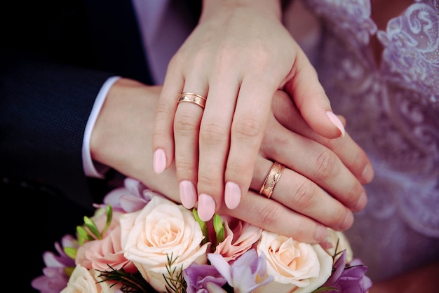 結婚指輪を持つ男女手をつなぐ若い夫婦