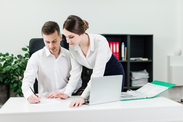 Photo man and woman working on the business in the office