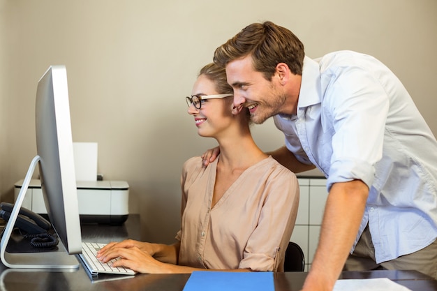 男と女のオフィス内のコンピューターでの作業